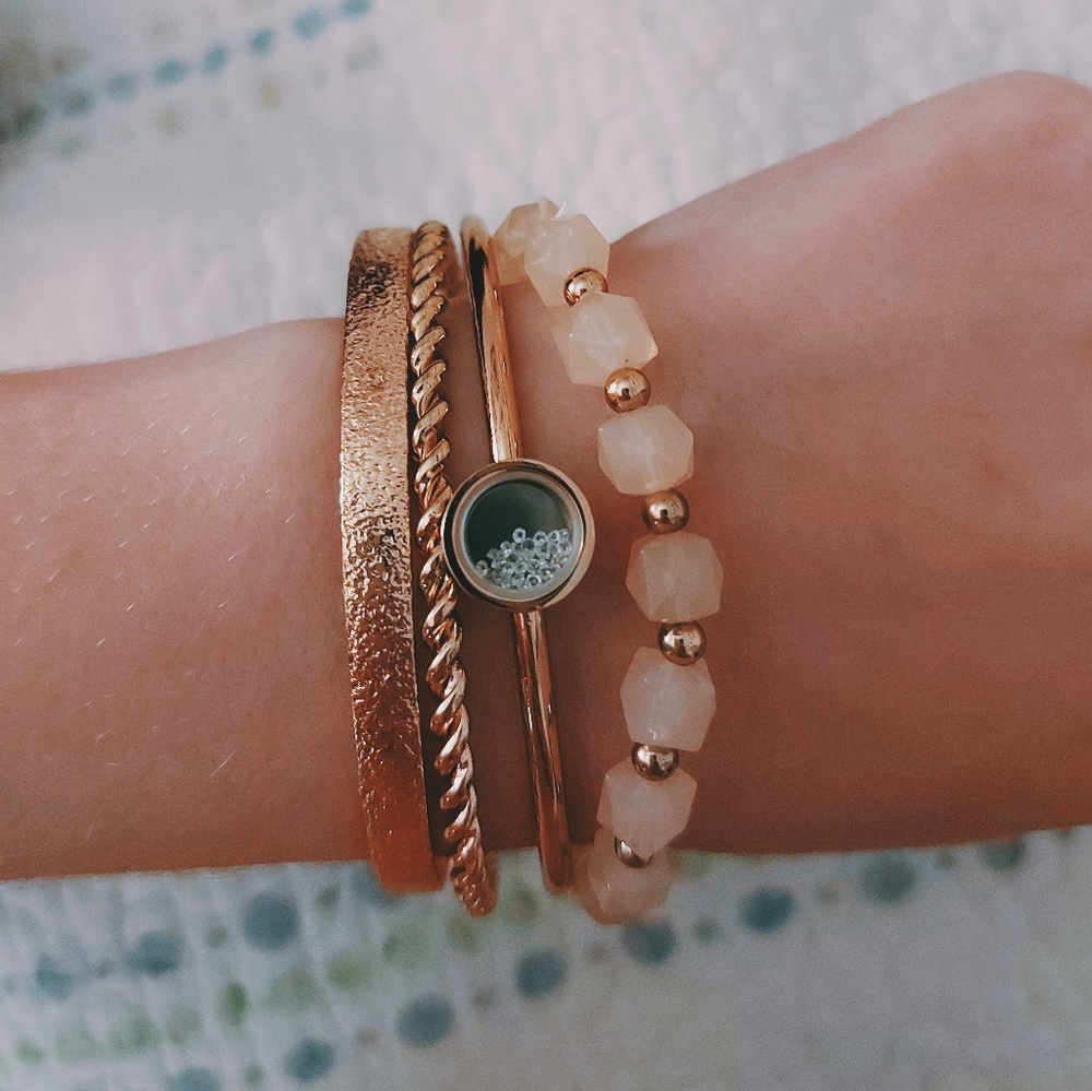 ⛔️SOLD⛔️ NWOT Folio Rose Gold Bangles Bracelet Set